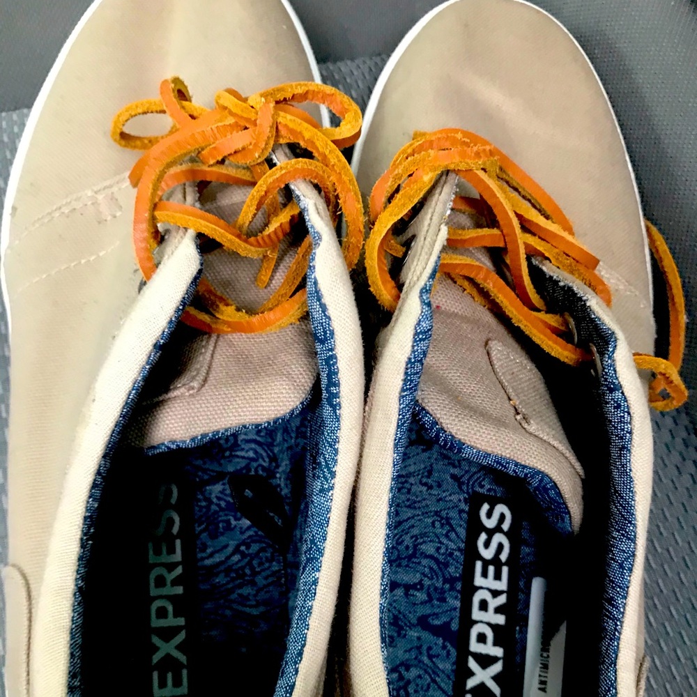 Express men’s size 9 canvas shoe